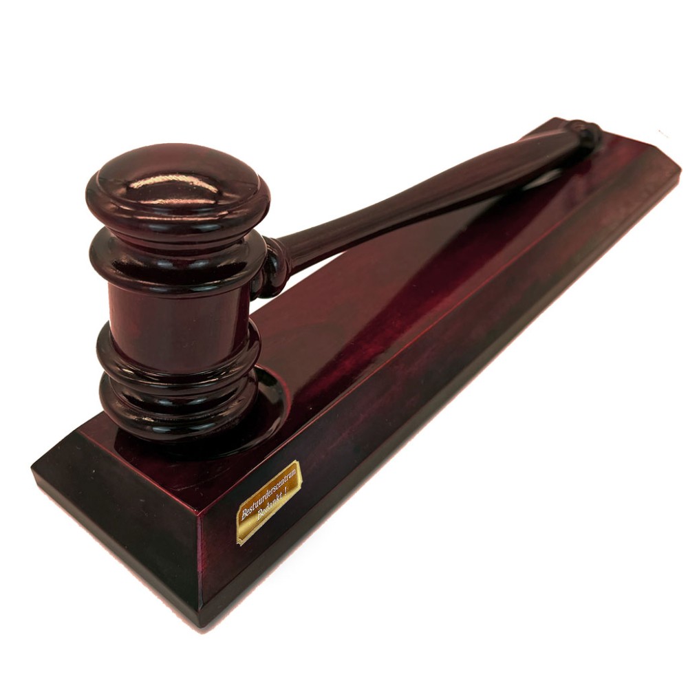 Luxe hoogglans desk-hamer met houten houder verpakt in stijlvolle houten kist
