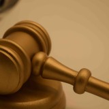 Gouden Voorzittershamer met inscriptie: Het Ultieme Symbool van Leiderschap