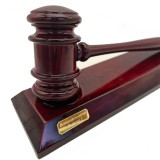 Luxe hoogglans desk-hamer met houten houder verpakt in stijlvolle houten kist